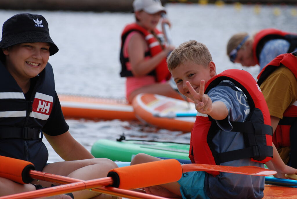 dzieci na deskach SUP Aquilo24 półkolonie Wały